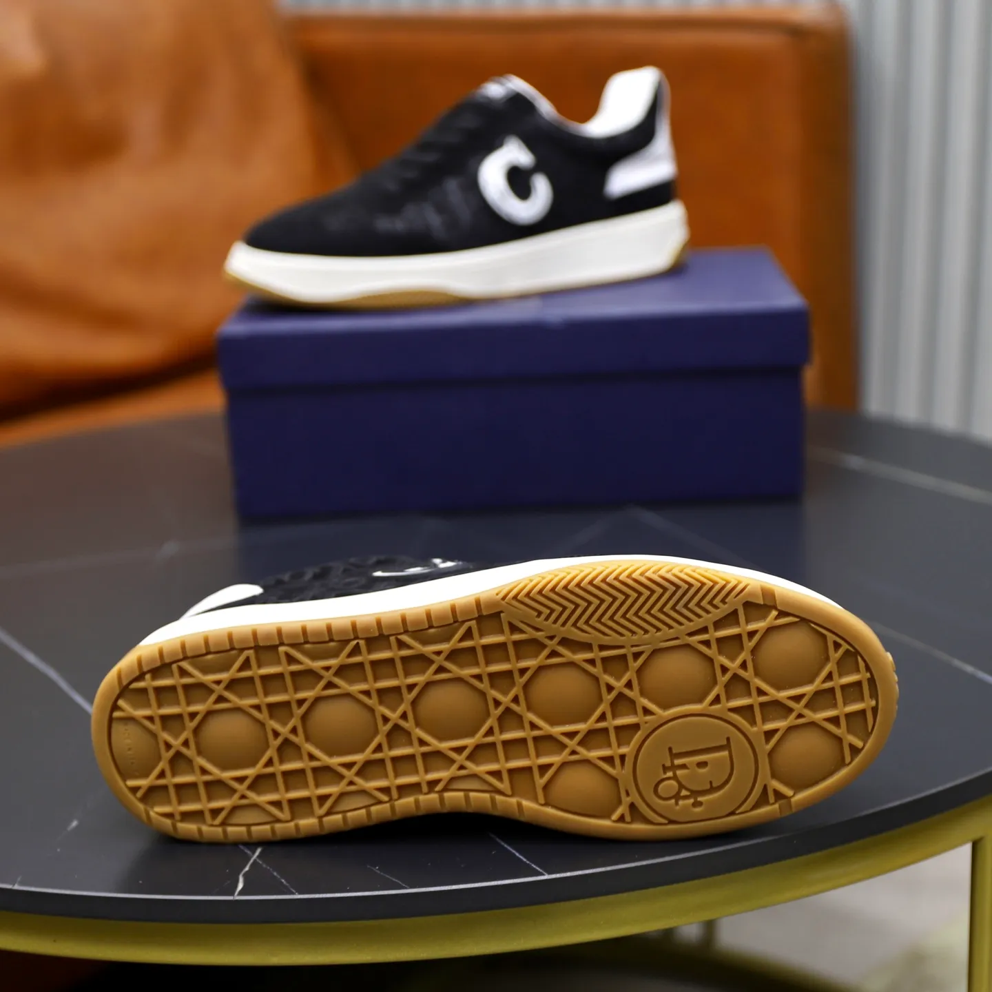 Ex-factory price: 400💰🙅‍♂️🙅‍♂️🙅‍♂️ Brand: Dior DIOR Standard code: 38-44 (45 customized) Grade: Same as the official website Material: Original cowhide material spliced with brand cloth Comfortable and breathable lining Lightweight and wear-resistant sports outsole Style category: Men's fashion casual shoes Running sports shoes Distinguished luxury brand elements Top luxury color: actual picture color